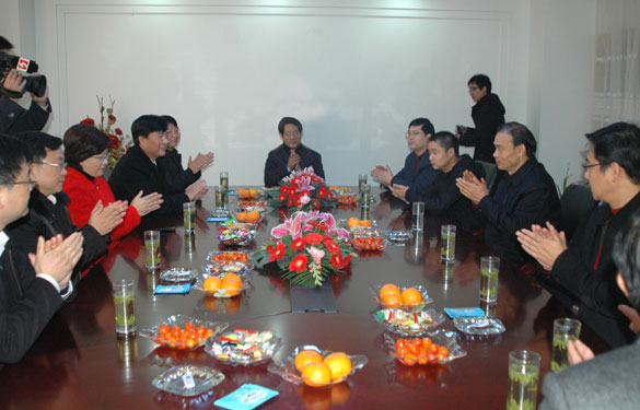 溧阳市委书记韩立明、市长盛建良一行来必发集团走访慰问