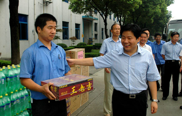 溧阳市代市长苏江华等向导慰问必发一线员工