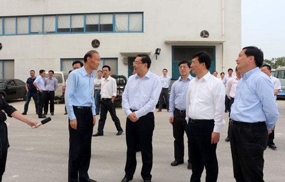常州市市长费高云一行来必发电缆督查西厂区三期工程建设