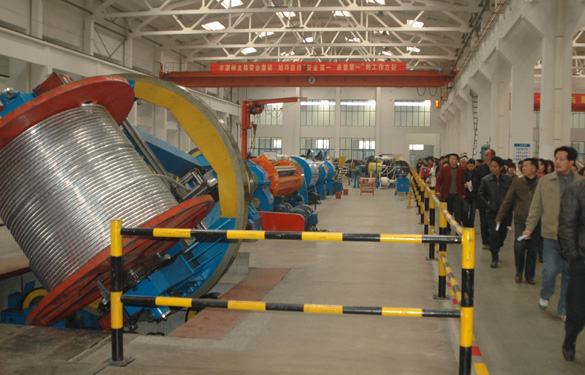 “必发电缆班”学生和家长百余人来公司旅行学习