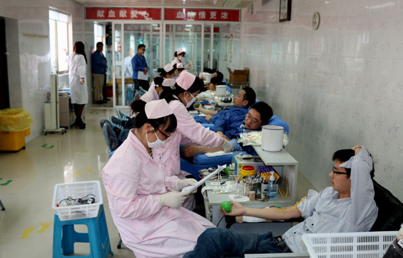 必发员工无偿献血迎“五一”