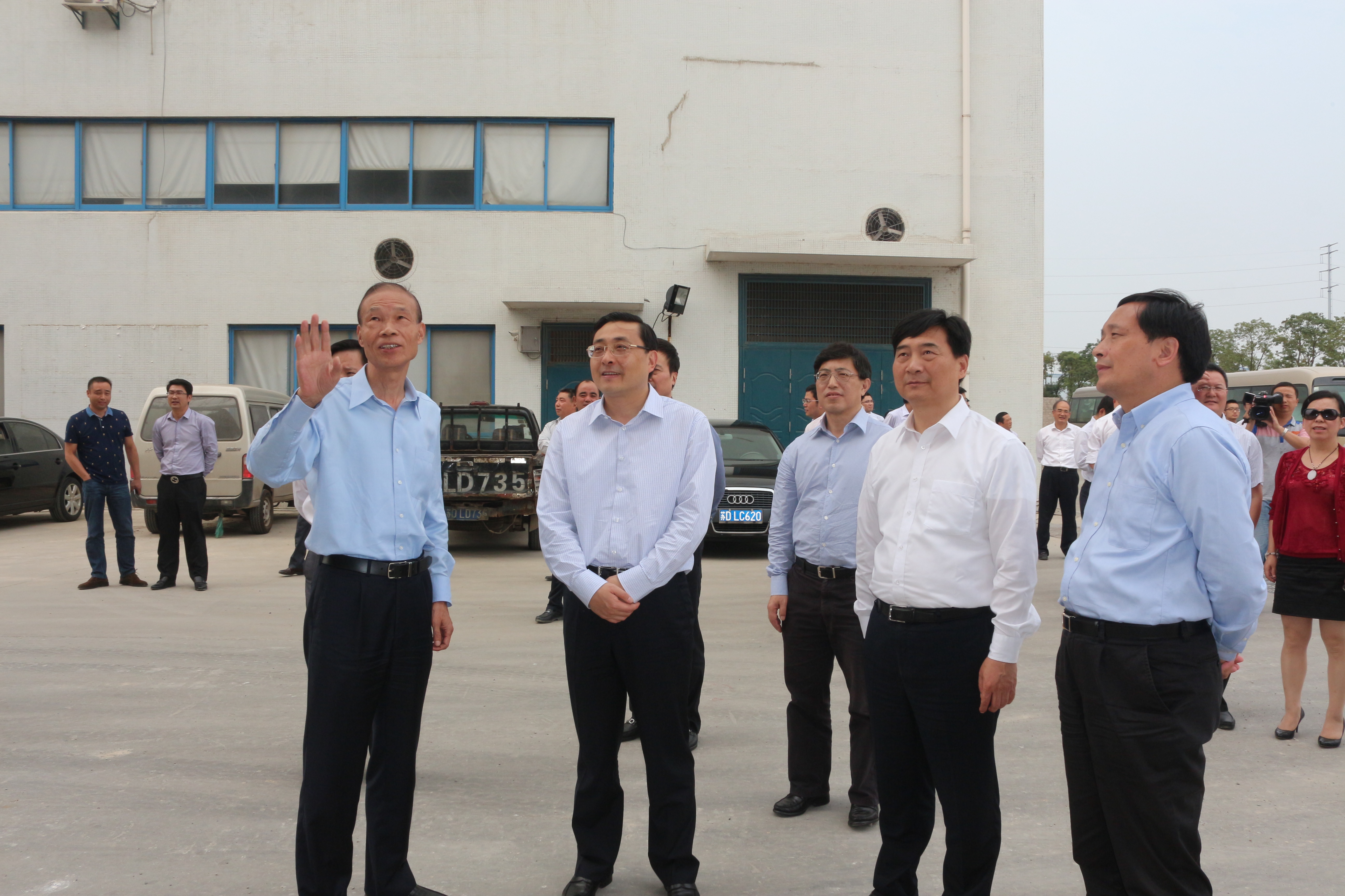 10月10日，，，，常州市市长费高云一行来必发电缆督查西厂区三期工程建设情形