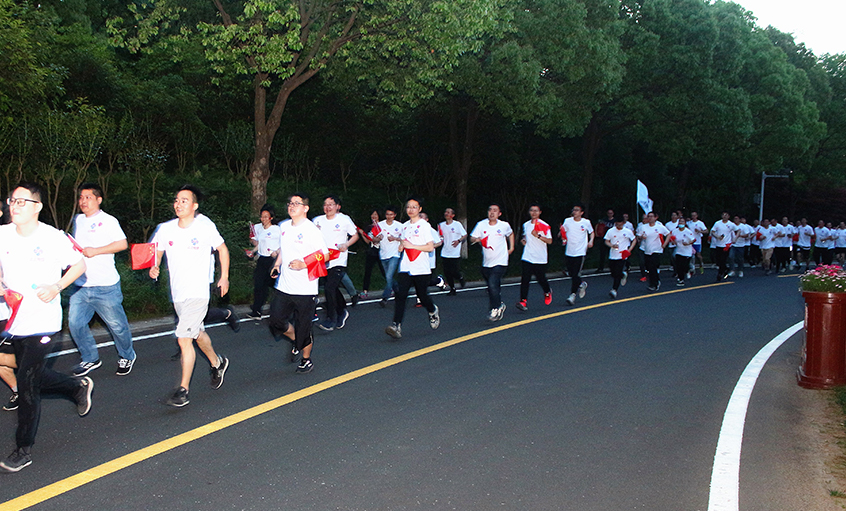 不忘初心 逐梦奔驰——必发电缆举行“学党史、跟党走、铭党恩”夜跑活动
