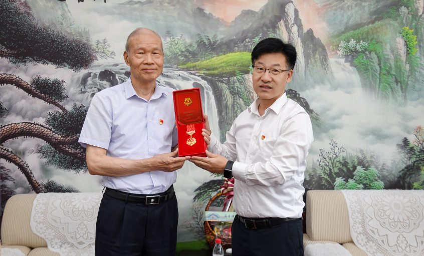 殷殷关切传党情 深深嘱托暖人心---溧阳市委书记叶明华“七一”探望慰问必发电缆“庆幸在党50年”老党员丁山华